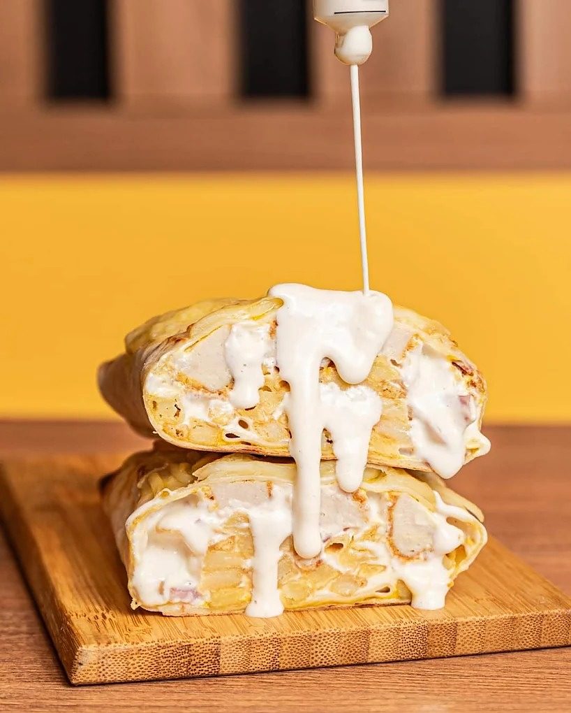 French tacos tăiat, cu sos fromagère