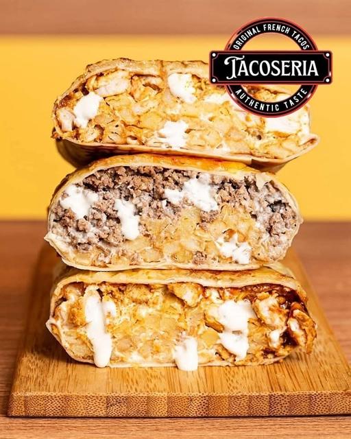 Secțiune prin French tacos cu carne